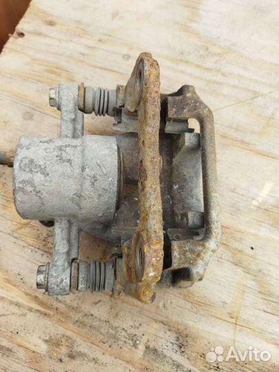 Суппорт тормозной задний Тойота Авенсис 250