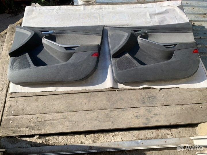 Обшивка двери передняя правая Ford Focus 3