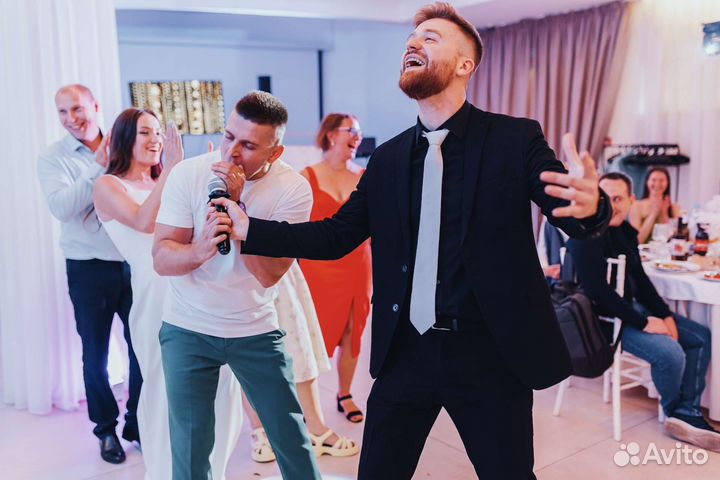 Ведущий Мероприятий И Диджей с Оборудованием