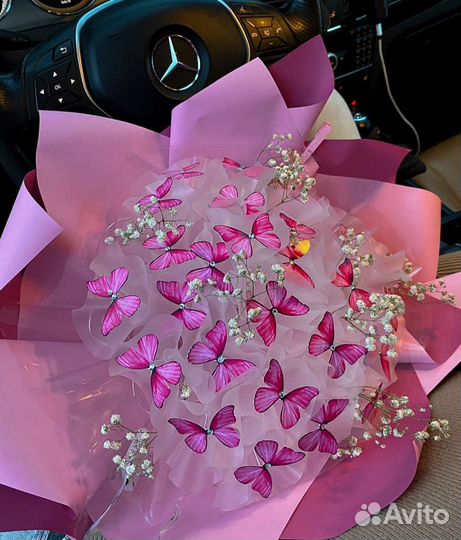 Букет из бабочек с цветами