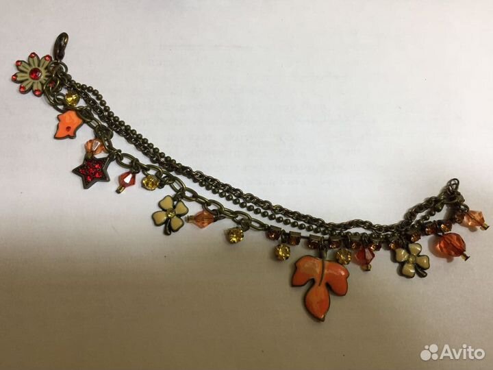 Металлический браслет с множеством подвесок