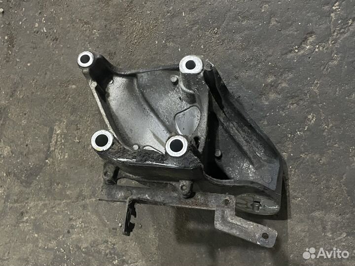 Кронштейн двигателя VW Touareg 7L 2.5 TDI