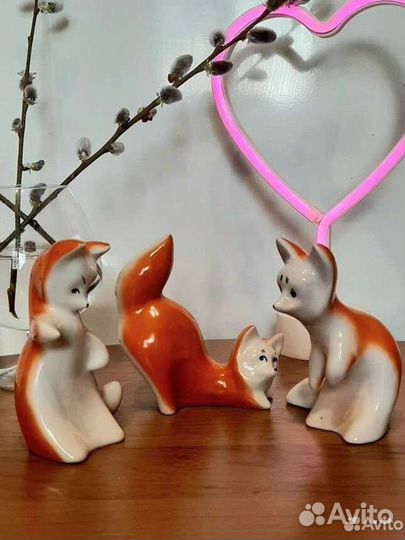 Играющие лисята Городница.Триптих.Статуэтки Гжель