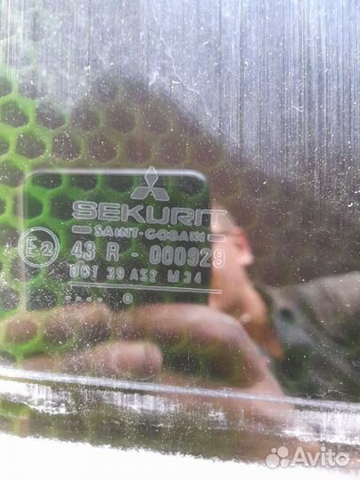 Стекло заднее правое Митсубиси Каризма Carisma