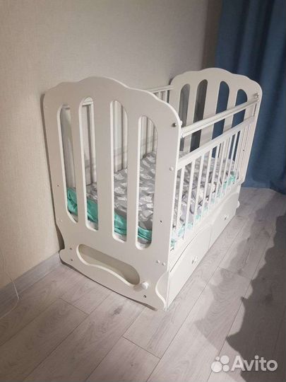 Детская кроватка с маятником и ящиком