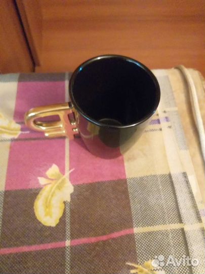 Кружка чёрная с золотой ручкой
