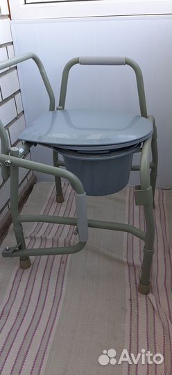 Кресло- туалет для пож людей с мягк подлокотниками