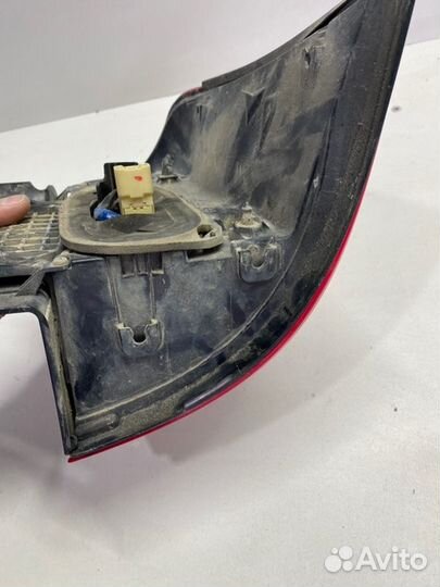 Фонарь наружный задний левый Toyota Land Cruiser