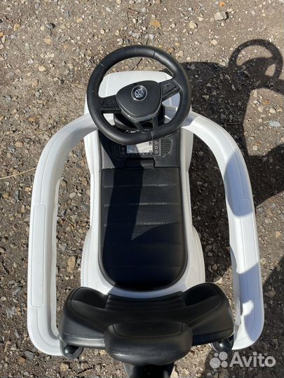 Машина каталка толокар с ручкой