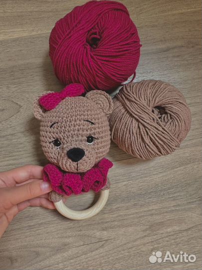 Вязаная погремушка грызунок мишка