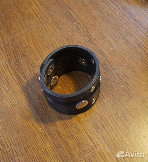 Кожаный браслет с клёпками