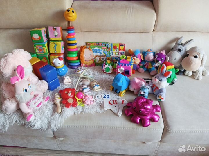 Много развивающих игрушек для малышей
