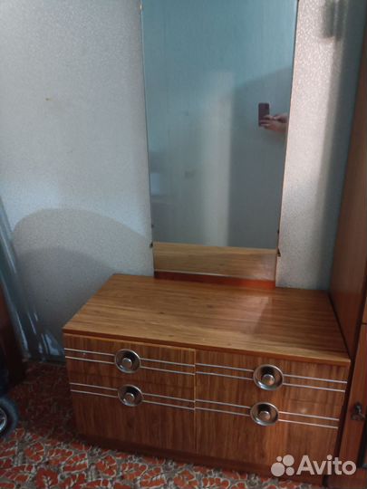 Трюмо с зеркалом