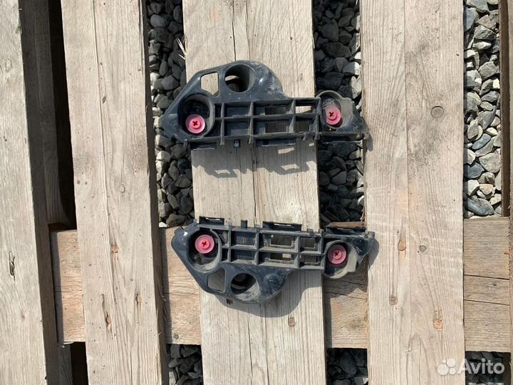 Замок бампера Toyota Camry v70