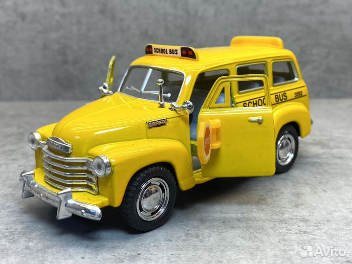 Модель Chevrolet Suburban taxi 1950 1:36 Kinsmart