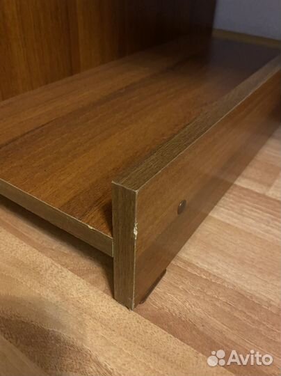 Рабочий стол с полками