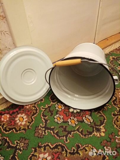Эмалированное ведро с крышкой