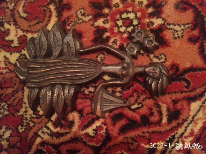 Девушка старинная