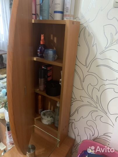 Туалетный столик с зеркалом