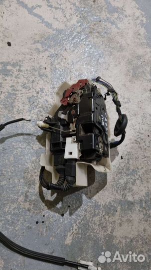 Замок передней правой двери touareg до 2010г