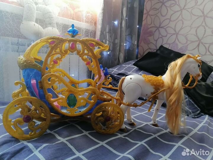 Карета с лошадью