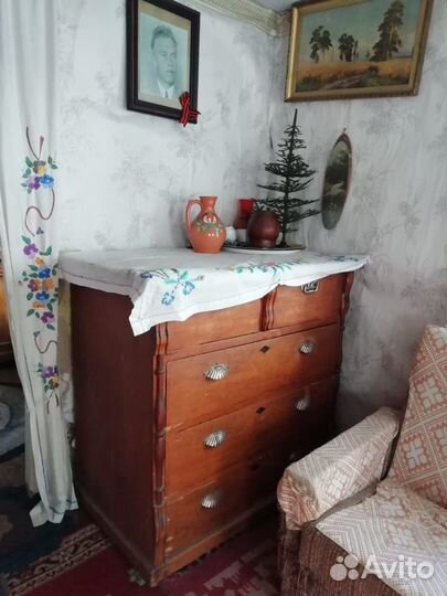 Старинная мебель. Деревянный комод