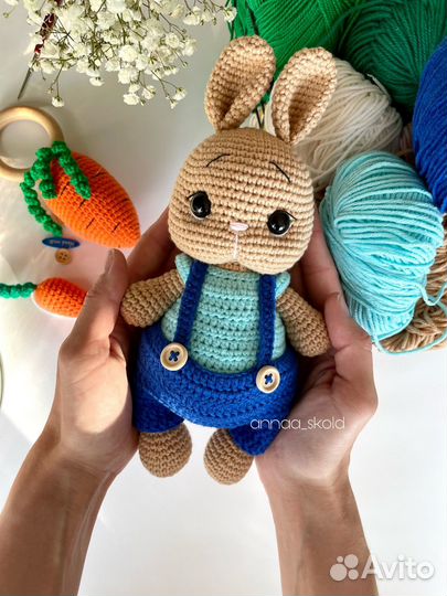 Вязаная игрушка зайчик ручной работы