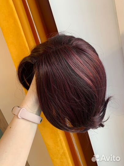 Бордовый парик каре