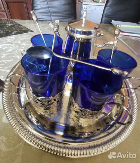Поднос с чайником и стаканчиками