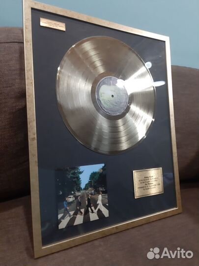 Золотой винил в рамке. Пластинка, платиновый диск