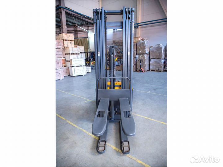 Штабелёр электрический самоходный с площадкой