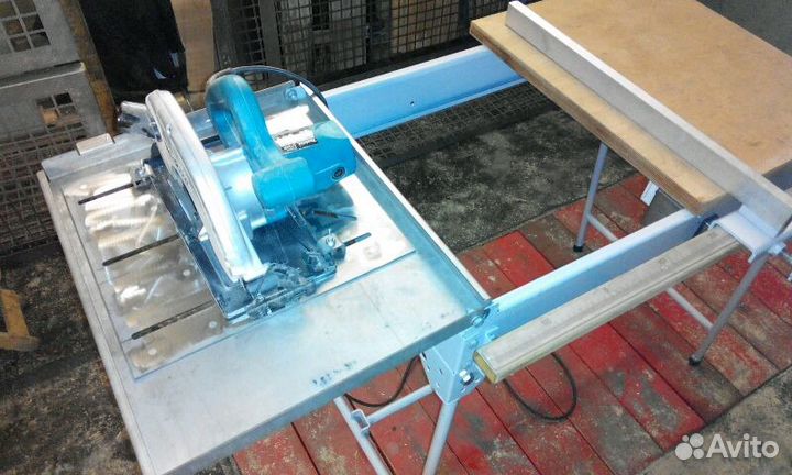 Стол-верстак для работы с электроинструментом