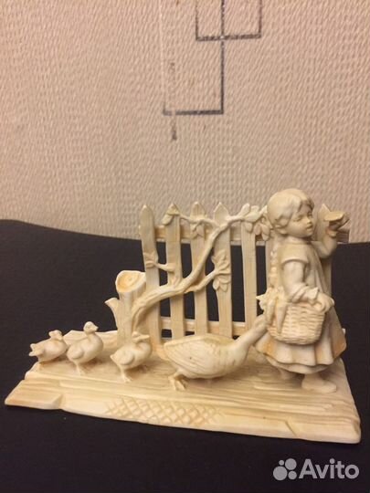 Фарфоровая фигурка