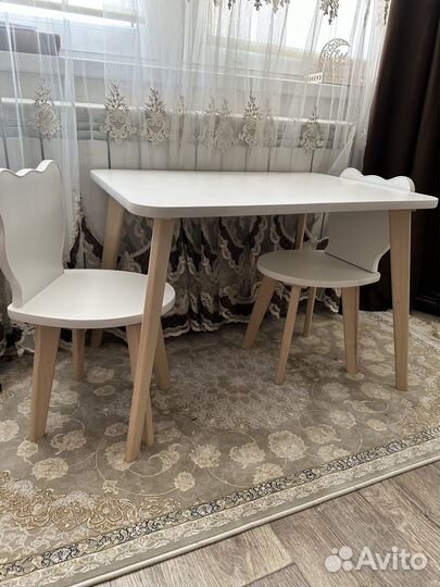 Стол со стульями