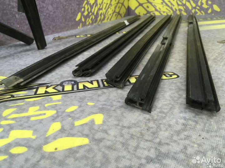 Уплотнитель стекла двери Mitsubishi Pajero Паджеро