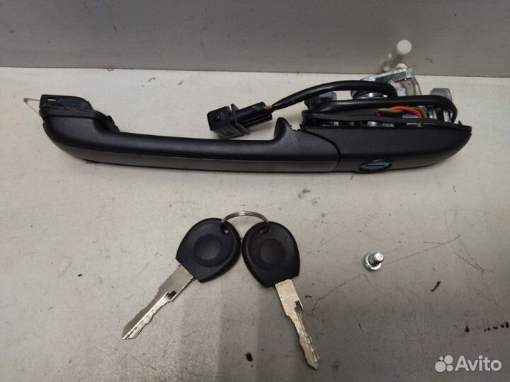 Ручка двеpи передней правой Volkswagen Passat B4