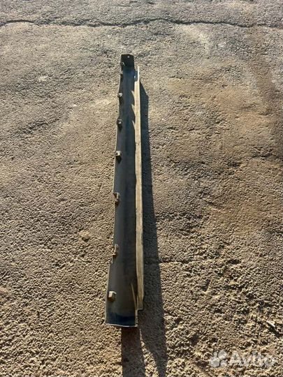 Накладка на порог наружная правая Nissan Tiida С11