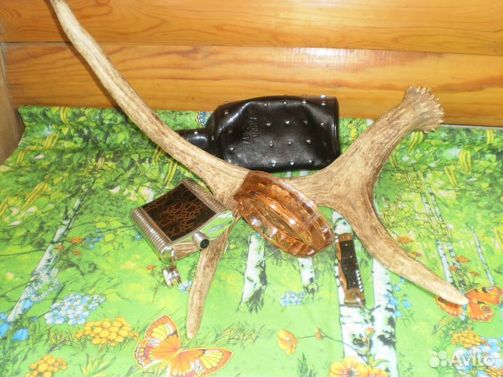 Рога оленя, пепельница и перочинный ножик с оленем