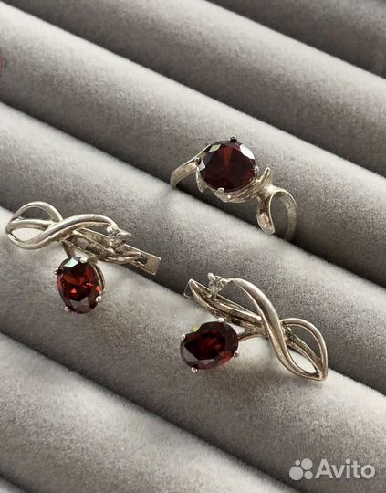 Серебряный комплект с иск. Гаранатом. 925