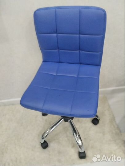 Стул на колесиках