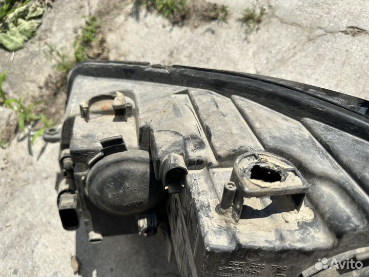 Фара Volkswagen Touran II правая