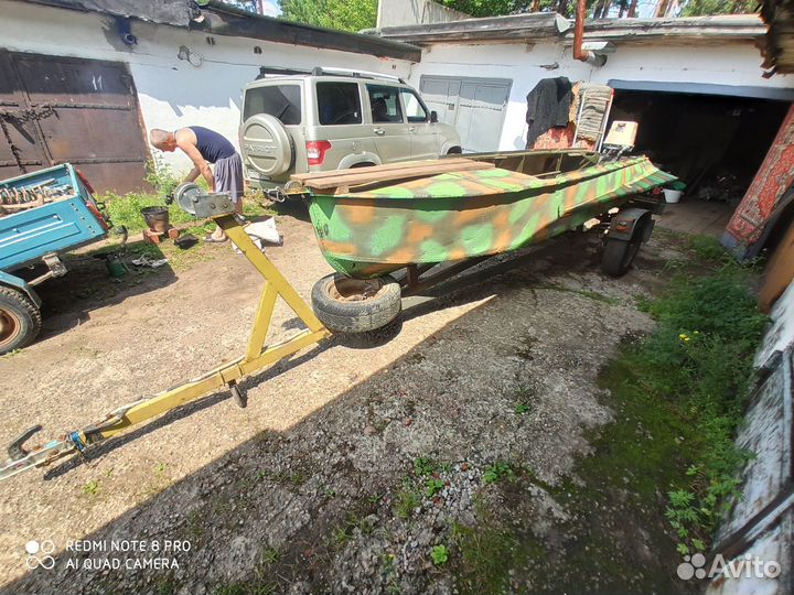 Лодка с мотором и прицепом