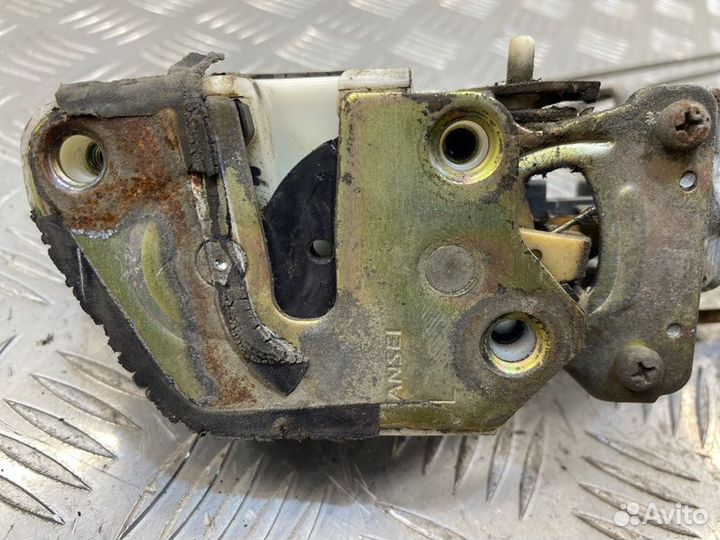 Замок боковой двери задний левый Mitsubishi