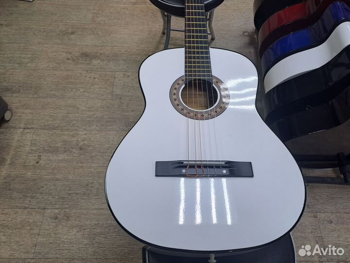 Гитара классическая белая