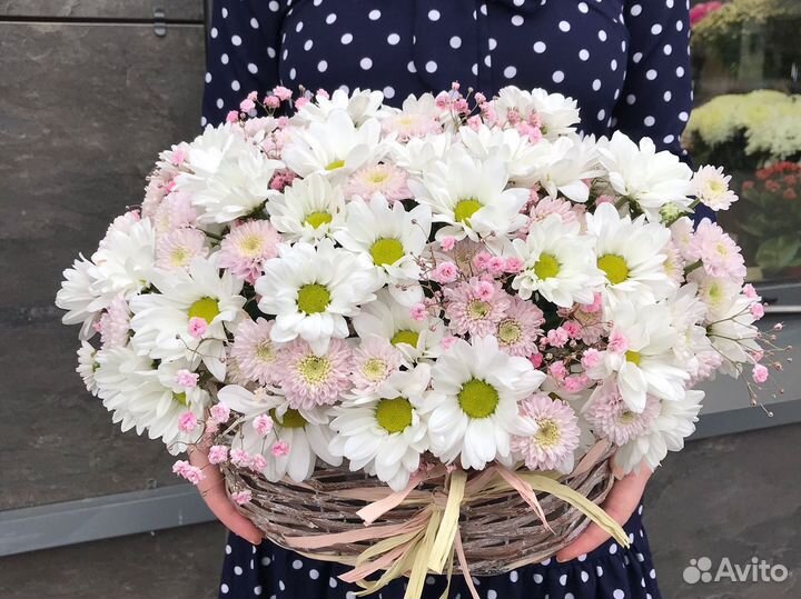 Ромашки в плетеной корзине доставка корзинка букет