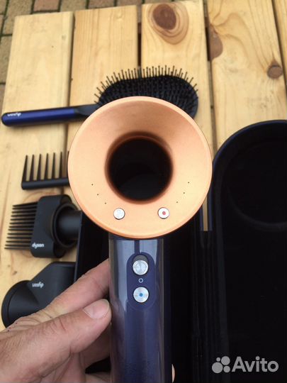 Dyson фен HD-07 с кейсом и расчестками