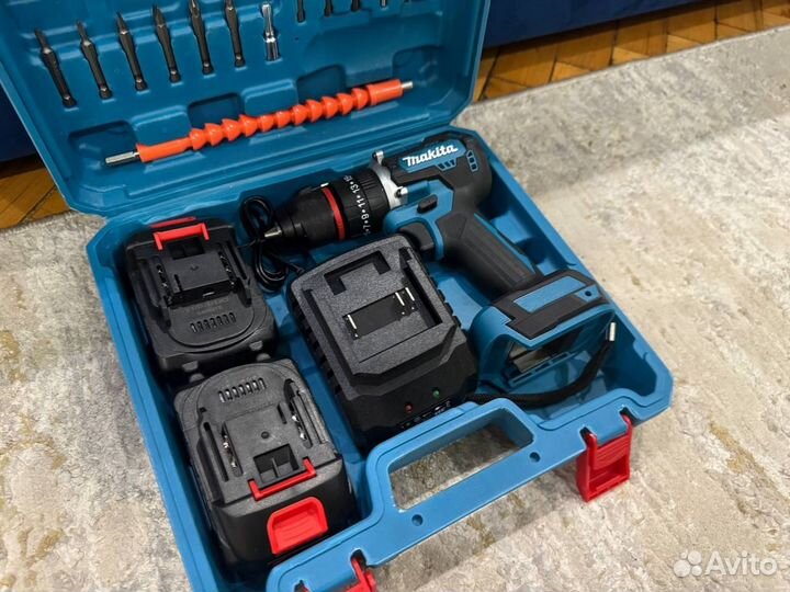 Шуруповерт в кейсе с набором бит