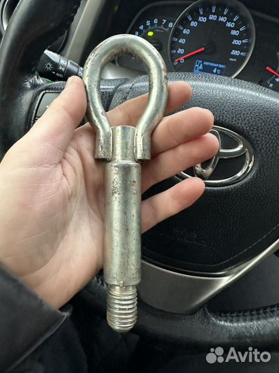Буксировочный крюк на volkswagen polo