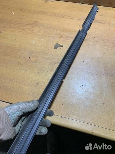 Уплотнитель стекла двери задний правый Mitsubishi