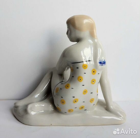 Фарфоровая статуэтка Сысерть. Девушка на пляже